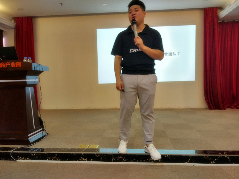 周末，貝朗鋼線成型機廠家員工與您相約聚大電商產(chǎn)業(yè)園