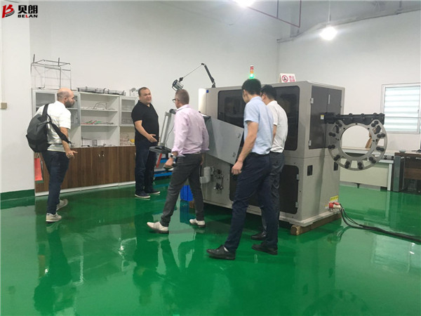 看，又有外國客戶參觀貝朗鋼絲鐵絲折彎機